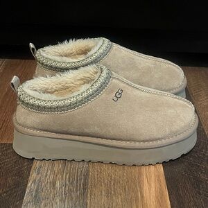 EUC UGG Women’s Platform Suede Moccasin/Clog with fur inside Size 8!
